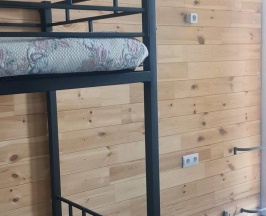 Кровать в общем номере с красивым видом из окна в Loft38