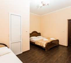 3х местный номер с балконом в Dream House