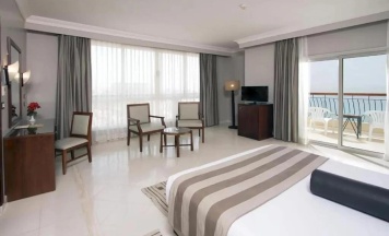 Двухместный полулюкс с видом на море двуспальная кровать в Regina Resort and Aqua Park Hurghada
