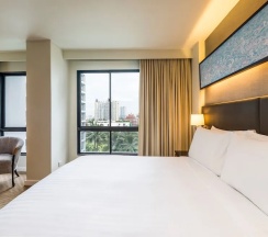 Двухместный номер Deluxe c 1 комнатой с балконом (двуспальная кровать) в Chatrium Sathon Bangkok