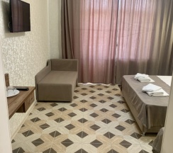 Четырёхместный номер Superior с балконом и с красивым видом из окна в Артика