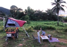 Двухместное бунгало с балконом и с видом на сад двуспальная кровать в Kohchang FuengFah