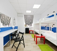 Кровать в 4-местном общем мужском номере в Maxi House