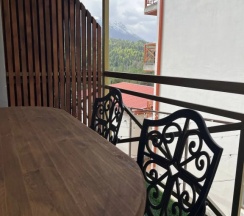 Двухместный номер Standard с балконом и с видом на внутренний двор двуспальная кровать в Шатун