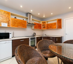 Жилая комната с двухспальной кроватью в 3-х квартире с общим санузлом и кухней Ш10-24 (1-2) в Какаду