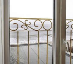 Двухместные апартаменты 17 Мансарда с видом на море двуспальная кровать в Exclusive Hotel&Apartments