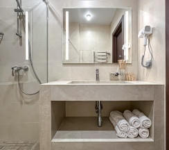 Комната улучшенная с 1 односпальной и 1 двуспальной кроватью в Дворец Солнца