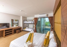 Семейный люкс с балконом в The Bell Airport Phuket Hotel