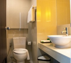 Двухместный номер Deluxe с балконом двуспальная кровать в Chor Cher - The Luxury Green Hotel