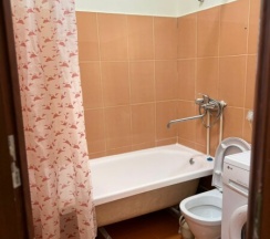 Уютная квартира с отдельной спальней рядом с озером в Как Дома 05