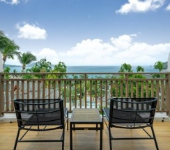 Двухместный номер Deluxe с видом на море двуспальная кровать в Andamantra Resort and Villa Phuket