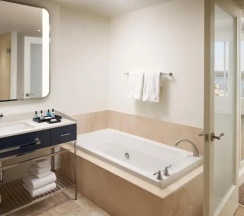 Четырёхместный полулюкс с балконом и oceanfront в Fontainebleau Miami Beach