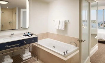 Двухместный люкс Sorrento c 1 комнатой oceanfront (двуспальная кровать) в Fontainebleau Miami Beach