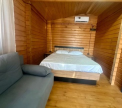Коттедж с балконом и с красивым видом из окна в Хвоя Cottage House