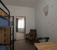 Шестиместный семейный люкс с балконом и с красивым видом из окна в Rodnik village&SPA