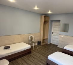 Трехместный номер с общей ванной комнатой на мансарде в Акспай