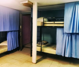 Кровать в общем мужском номере с 3-двухъярусными кроватями 12м² в Отель на Тимирязевской