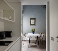 Двухуровневая студия с видом во двор в Огюстин Шатильон