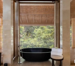 Особняк Luxury High Point с красивым видом из окна в Twinpalms MontAzure Phuket Resort
