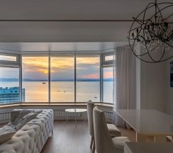 Четырёхместные апартаменты с балконом и с красивым видом из окна в Апартаменты на первой линии главной набережной