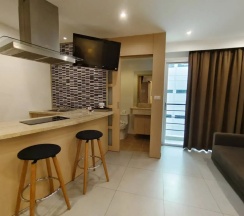 Двухместный номер Deluxe с балконом (двуспальная кровать) в Patong Bay Residence