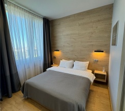 Номер с двухспальной кроватью и диваном в Port inn
