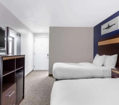 Четырёхместный номер Standard 2 отдельные кровати в Avion Inn Near LGA Airport, Ascend Hotel Collection