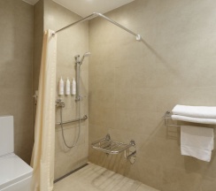 Номер для людей с ограниченными возможностями в Кортъярд Марриотт Сочи Красная Поляна