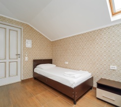 Четырёхместная комната с одной двуспальной и двумя односпальными кроватями в Чайка