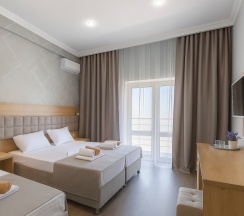 Трехместный номер ДЕЛЮКС с балконом в Granada