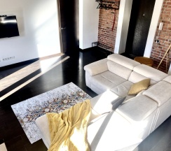 Двухместные апартаменты с 2 комнатами с балконом и с красивым видом из окна двуспальная кровать в Апартаменты InterLoft 6 Old Town Free Parking Wi-Fi 100/50 Smart TV