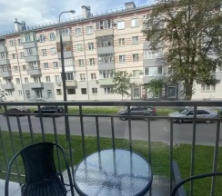 Пятиместные апартаменты с 2 комнатами с балконом и с видом на город в Апартаменты на Ветковской улице 2