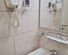Семейный с одной двухспальной и одной односпальной кроватями в Карат