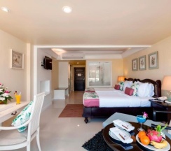 Двухместный номер Deluxe Terrace с балконом и с видом на бассейн двуспальная кровать в Thavorn Palm Beach Resort Phuket