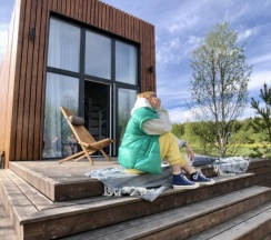 Уютный Tiny House с мансардным окном (Дом1). Заезд в 15.00, выезд до 12.00. в Sheluha house