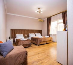 Стандарт 4-местный с двуспальной и односпальной кроватями и балконом в Джульетта