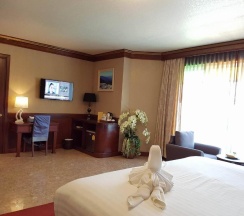Двухместный полулюкс с видом на бассейн двуспальная кровать в Erawan Hotel