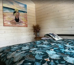 Двухместный семейный коттедж с видом на окрестности двуспальная кровать в Fraubu.camp