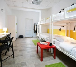 Кровать в 4-местном общем женском номере в Maxi House