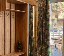 Двухместный коттедж с красивым видом из окна двуспальная кровать в Elki Domiki