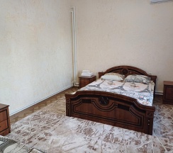 Комната комфорт с 1 односпальной и 1 двуспальной кроватью в Кристалл