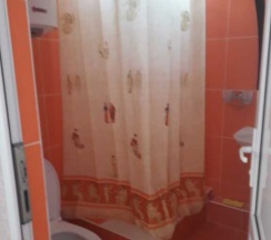 Четырёхместные апартаменты с балконом и с красивым видом из окна в На переулке Терешковой