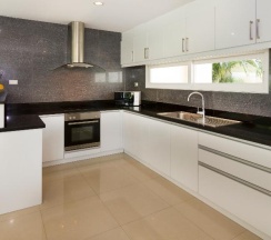 Вилла с 4 комнатами с балконом в Tropicana Pool Villa