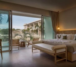 Номер Deluxe с балконом и с красивым видом из окна в Niranapa Boutique Resort