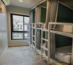Кровать в общем номере с видом на город в Yaks House Hostel