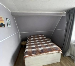 Коттедж с балконом и с красивым видом из окна в Гора U Дачи