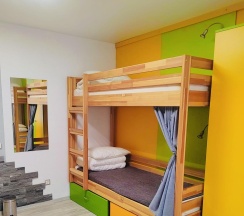 Кровать в общем номере c 4 двухъярусными кроватями (удобства на этаже) в Party and Sun