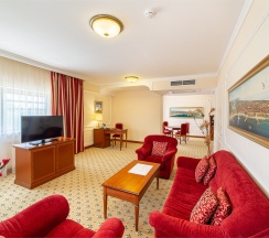 Дипломат в Валентина