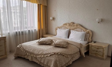 Номер люкс свадебный с 1 двуспальной кроватью в Отель-Кавказ