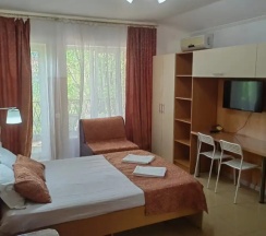 Четырёхместный номер Standard с балконом и с красивым видом из окна в Тихий домик